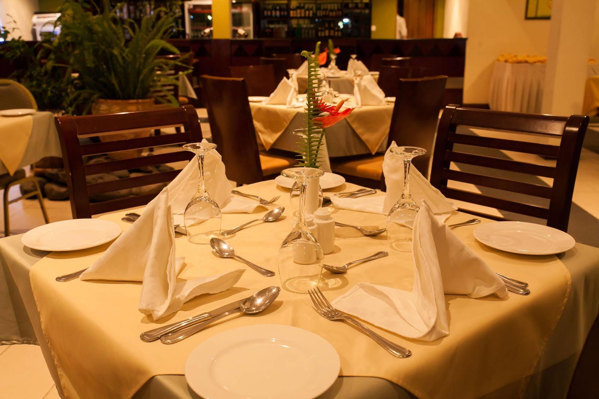רוהנגרי Gorillas Volcanoes Hotel מראה חיצוני תמונה